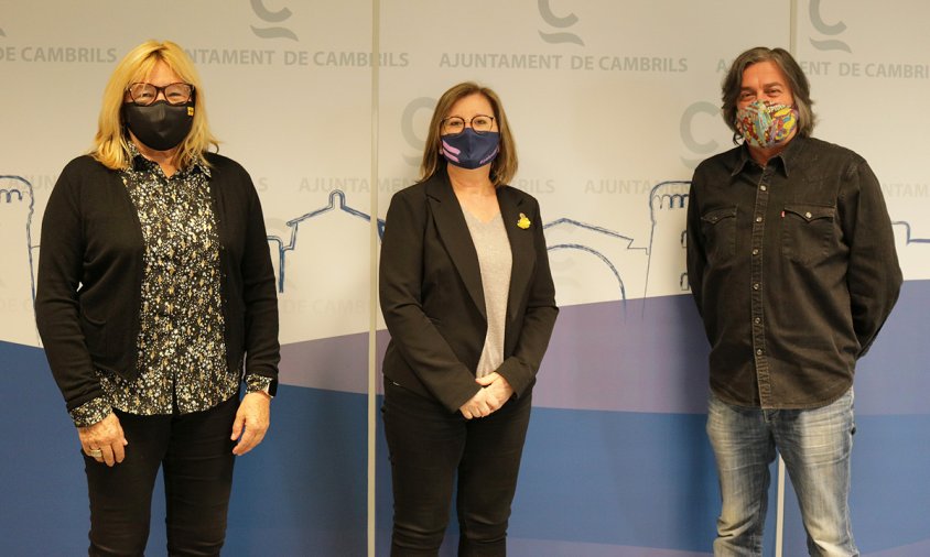 Signatura del conveni per a l'organització del FIMC. D'esquerra a dreta: Cinta Ballesté, Camí Mendoza i Gregorio Vergara