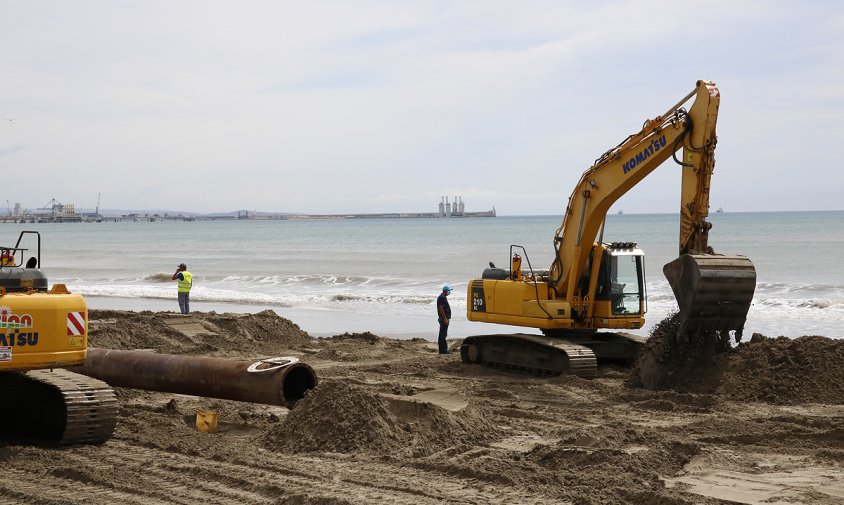 Operaris treballant en la regeneració de la platja de La Pineda (Vila-seca)
