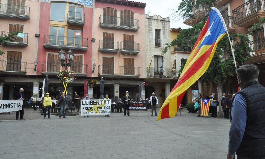Imatge de la concentració dels Avis i Àvies a la plaça de la Vila, ahir al matí