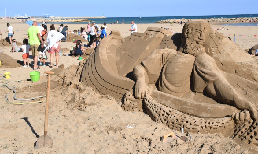 Una gran escultura de sorra va presidr l'activitat d'ahir a la tarda a la platja de la Llosa