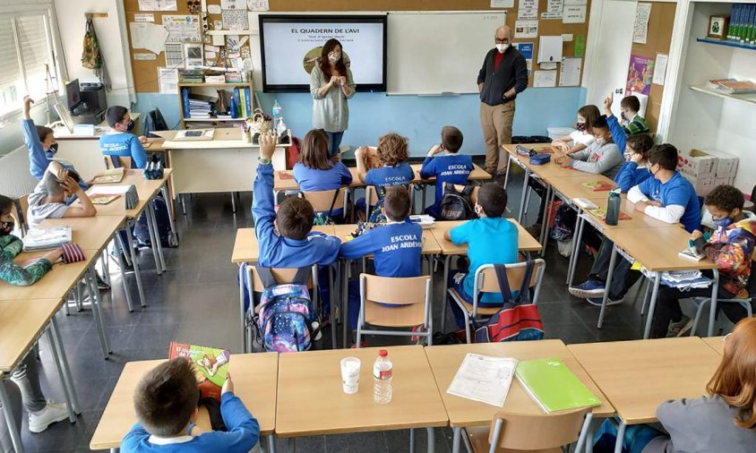 Laia Ferraté i Ignasi Martí impartint el taller en una aula de l'escola Joan Ardèvol