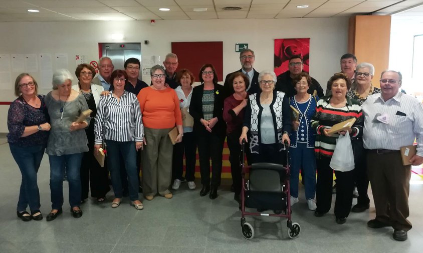 Foto de grup dels participants als concursos de narrativa i poesia de Sant Jordi