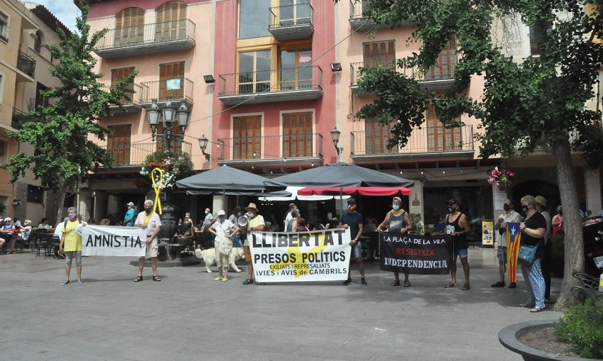 Concentració de les Àvies i Avis per la independència, ahir al matí, a la plaça de la Vila