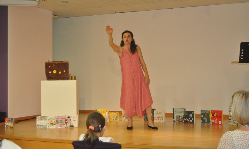 Gisela Llimona va ser l'encarregada de la sessió de contes musicals, ahir a la tarda al Centre Cultural