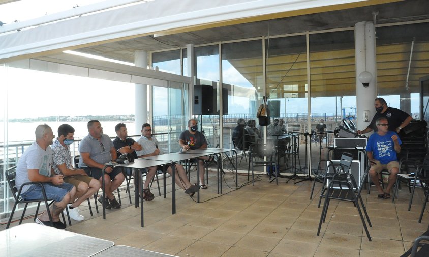 Un moment de la taula rodona que es va organitzar, ahir a la tarda, a la terrassa del bar La Confraria