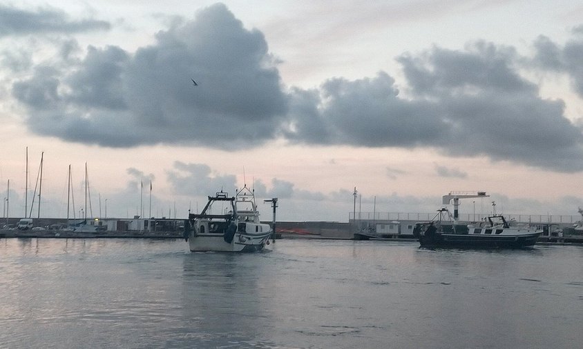 Sortida de les barques, ahir al matí, des del port de Cambrils