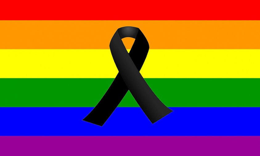 Imatge de la bandera del col·lectiu LGBTIQA+ amb un crespó negre en senyal de dol