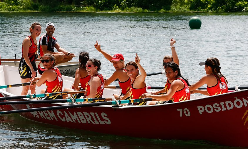 Tripulació de l'equip femení absolut celebrant la victòria després de la regata d'aquest diumenge al riu Ebre