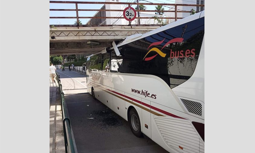 L'autobús es va quedar encastat sota del pont de l'antiga via fèrria a Vilafortuny