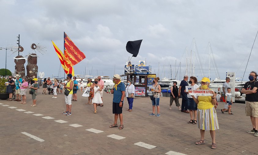 Imatge de la concentració dels Avis i Àvies a la plaça de la Vila, ahir a la tarda, al Port