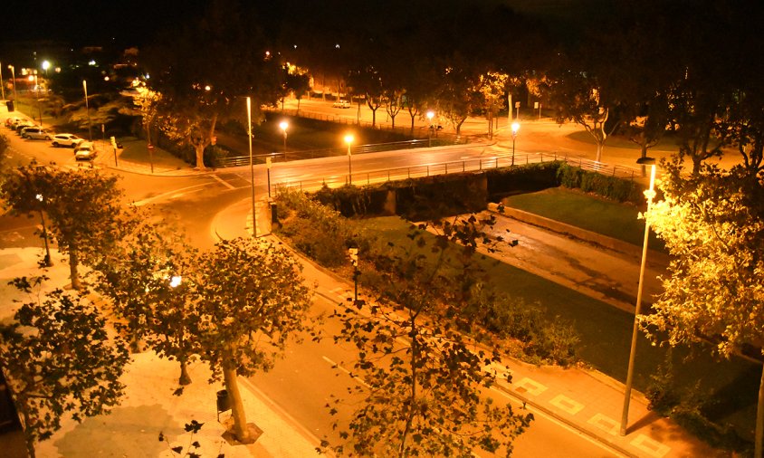 Els vials del costat de la riera d'Alforja de nit, durant el passat toc de queda que es va implementar d'octubre a maig