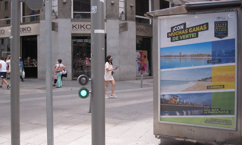 Una de les cartelleres promocionals situades a la Gran Vía de Madrid