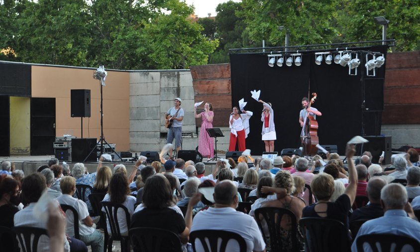 Les Anxovetes cantant "La Bella Lola", al primer concert d'havaneres d'ahir al Parc del Pescador