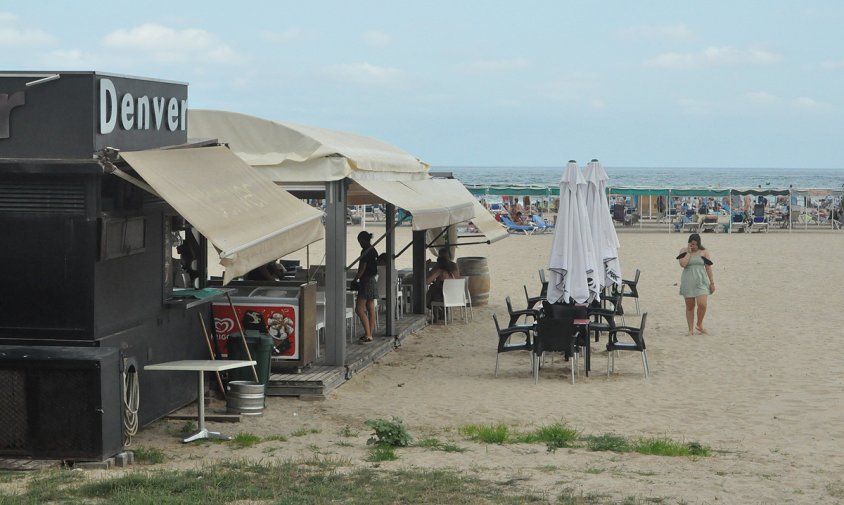 Imatge d'una de les guinguetes instal·lades a la platja del Regueral