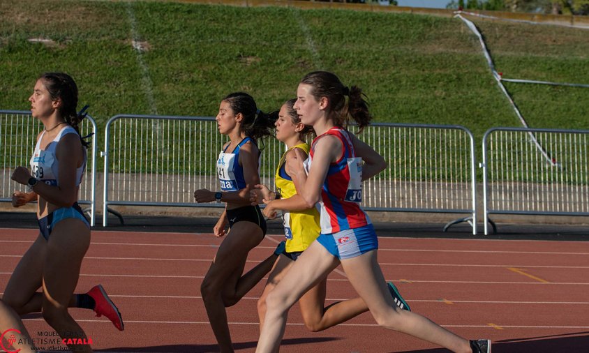 L'Emma Taggi en un moment de la cursa dels 3.000 m. llisos al Campionat d'Espanya S-16