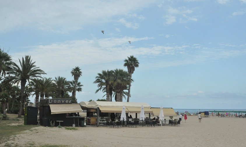 Imatge d'una de les guinguetes instal·lades a la platja del Regueral