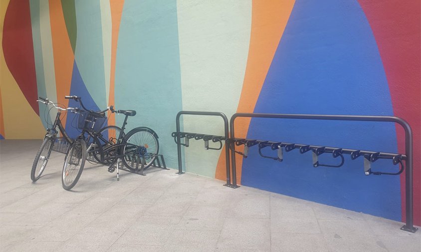 S'han instal·lat 16 aparcaments de bicicletes i 11 de patinets amb cadenats de seguretat i videovigilància