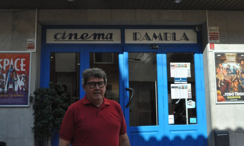 Toni Badimon situat davant del cinema de Cambrils Rambla de l'Art