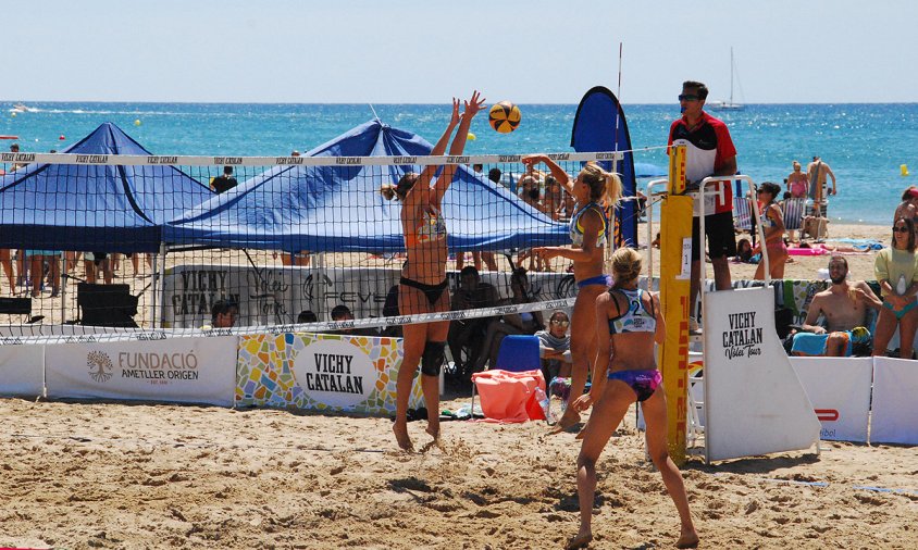 Imatge d'un dels partits de semifinals del campionat disputat, ahir al migdia, a la platja del Regueral