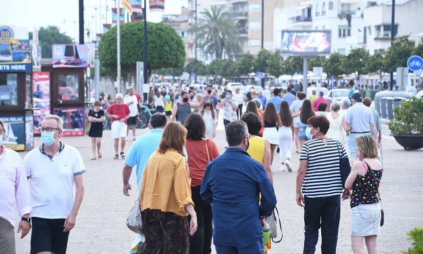 Gent passejant per la façana del port a principis d'aquest passat mes de juliol