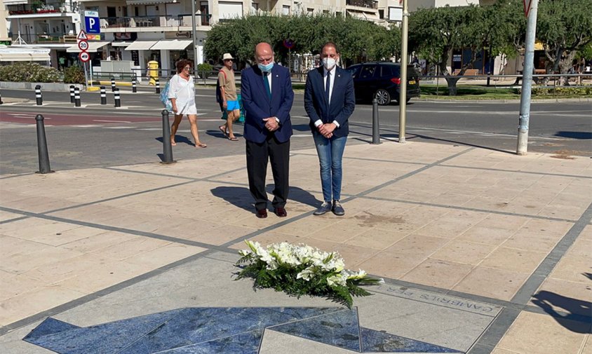 Els subdelegats del govern Joan Sabaté i José Crespín, després de fer l'ofrena floral al Memorial per la Pau