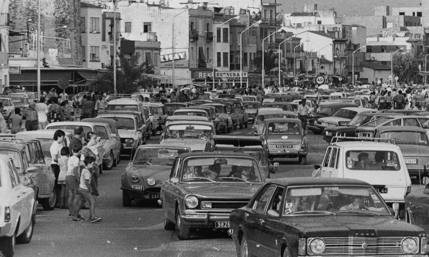 El passeig Miramar saturat de vehicles i turistes en plena temporada estiuenca / Agost 1975