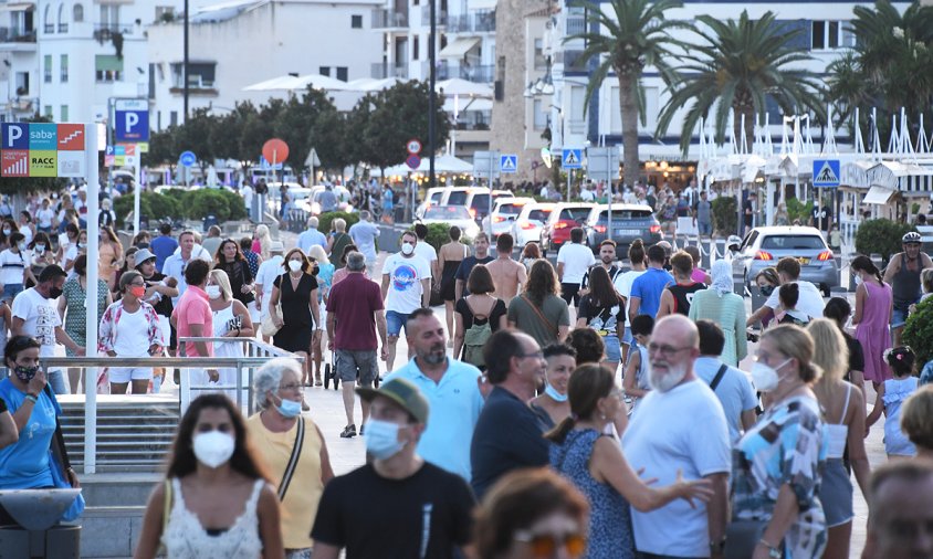 Gent passejant pel passeig marítim del port, a finals d'aquest passat mes d'agost