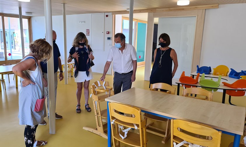 Imatge de la visita que es realitzar, ahir, a les instal·lacions del nou menjador de la llar d'infants