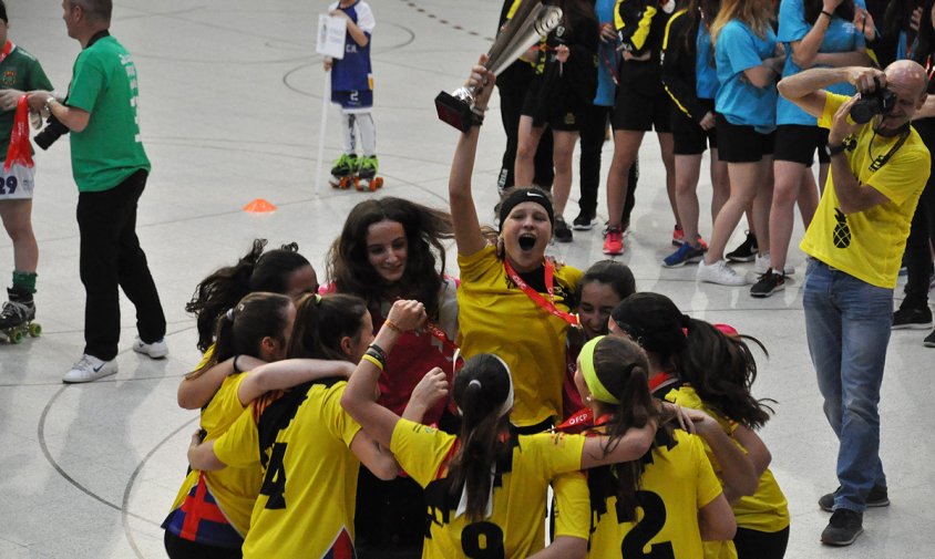 Les jugadors del CH Mataró celebrant la seva victòria, ahir a la tarda