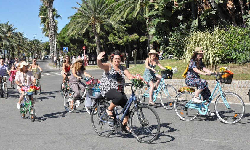 Sortida de la Fancy Women Bike Ride, ahir a les dotze del migdia, des del passeig de les Palmeres