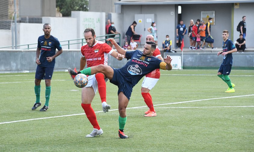El jugador del Marina, Omar, disputa una pilota a un jugador del Mont-roig en el partit disputat aquest passat dissabte a la tarda