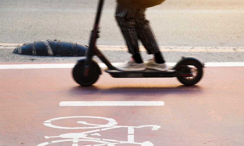 Imatge d'un patinet elèctric rodant per un carril bici