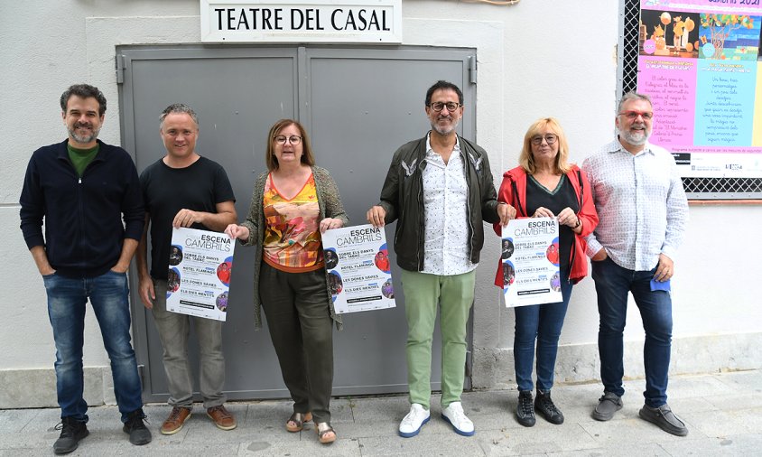 Carles Bigorra, Iban Beltran, Camí Mendoza, Xavier Graset, Cinta Ballester i Isaac Albesa, avui, a la presentació del cicle de teatre Escena Cambrils