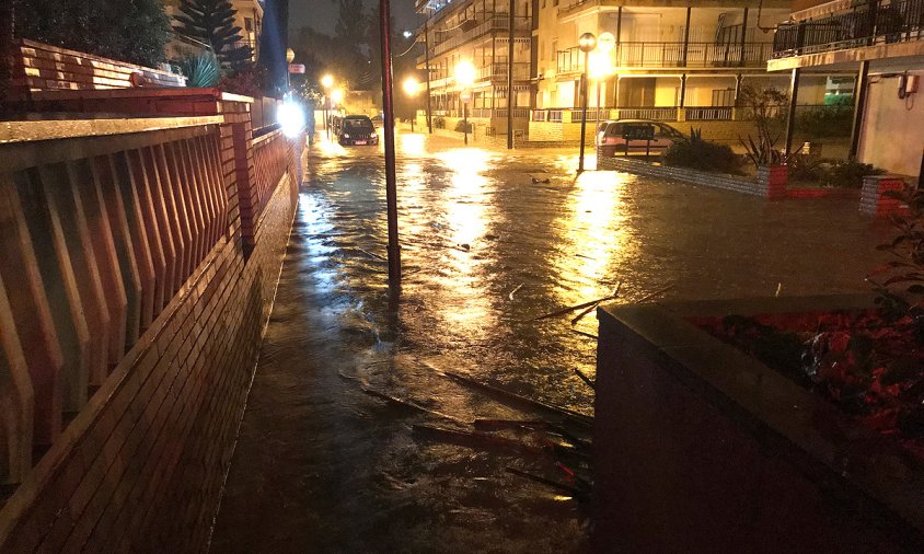 Imatge d'un dels carrers del barri de la Salut de Salou, ple d'aigua després del desbordament del barranc de Barenys, el 22 d'octubre de 2019