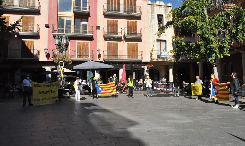 Trobada de les Àvies i Avis per la independència, ahir al matí, a la plaça de la Vila