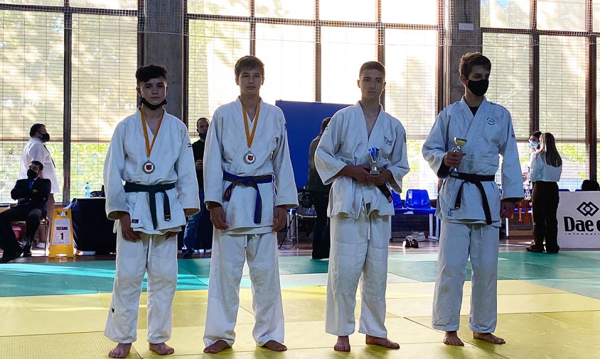 Iker Triviño, el primer per l'esquerra, al pòdium del Campionat de Catalunya Infantil de Judo
