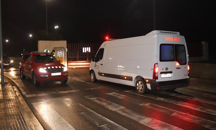 Imatge d'una ambulància d'ANAV entrant a la central nuclear d'Ascó, mentre sortia un vehicle dels Bombers
