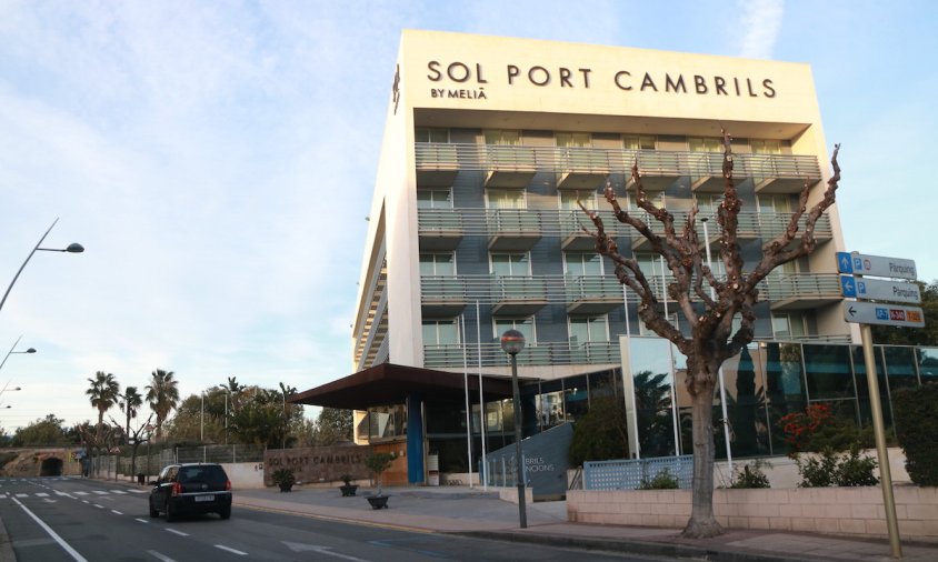 Imatge d'aquest cap de setmana de l'hotel Sol Port Cambrils tancat durant la temporada baixa