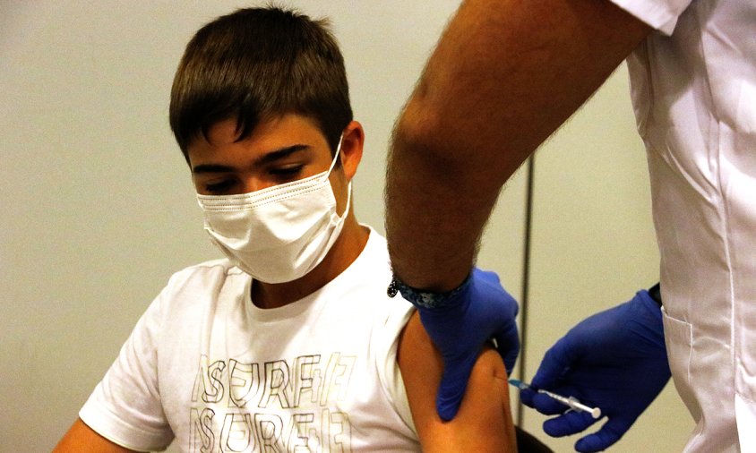 Imatge d'un jove rebent la vacuna