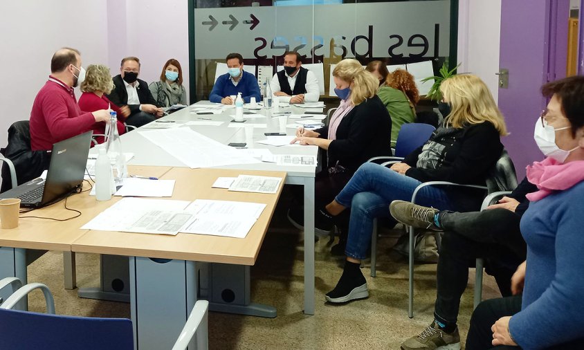 Imatge de la reunió que va tenir lloc al centre cívic Les Basses aquest passat dimecres
