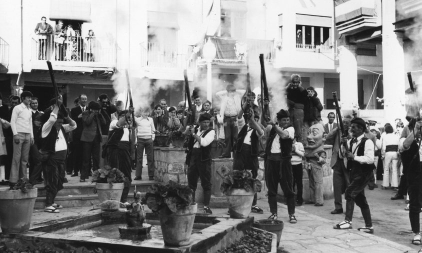 Trabucaires de Solsona a la Festa Major de la Immaculada de Cambrils / Desembre 1973