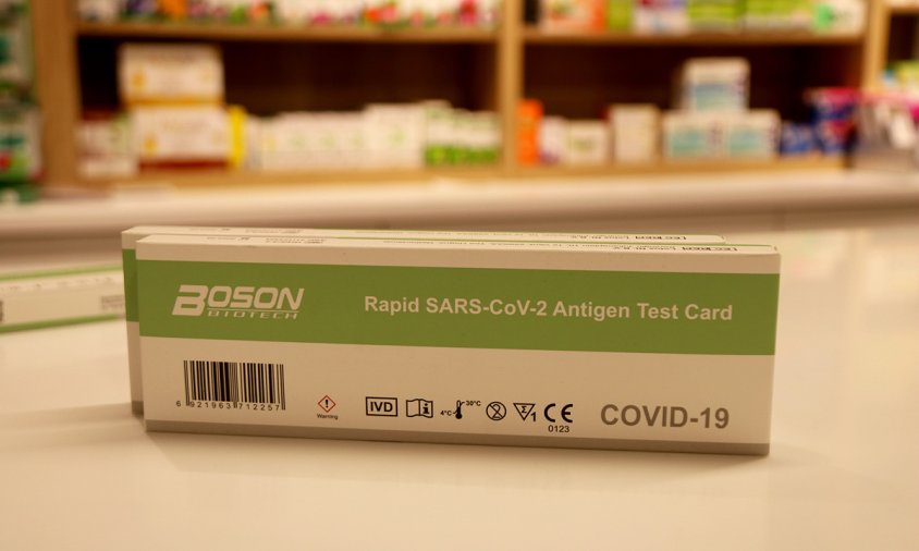 Detall d'una caixa d'un test d'antígens en una farmàcia de Tarragona