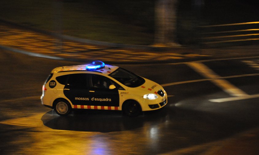 Cotxe dels Mossos circulant per Cambrils en els dies posteriors de decretar l'estat d'alarma, a finals de març de 2020