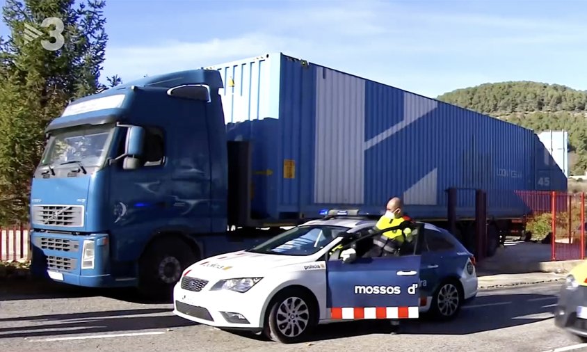 El camió es va aturar al terme municipal d'Alcover quan el conductor va sentir cops procedents de la càrrega