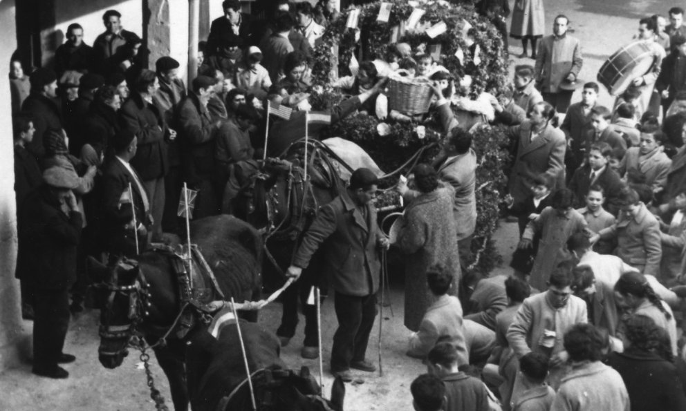 Aspecte de la festa de Sant Antoni Abat a la plaça de la Vila / Gener 1957