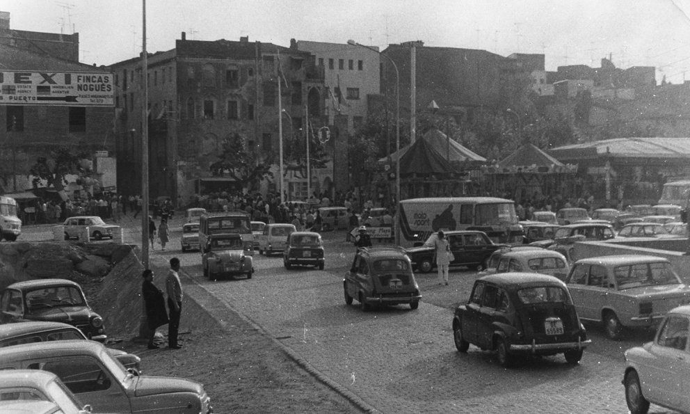 Aspecte general de la Fira a la zona d'entrada al raval de Gràcia / Maig 1975