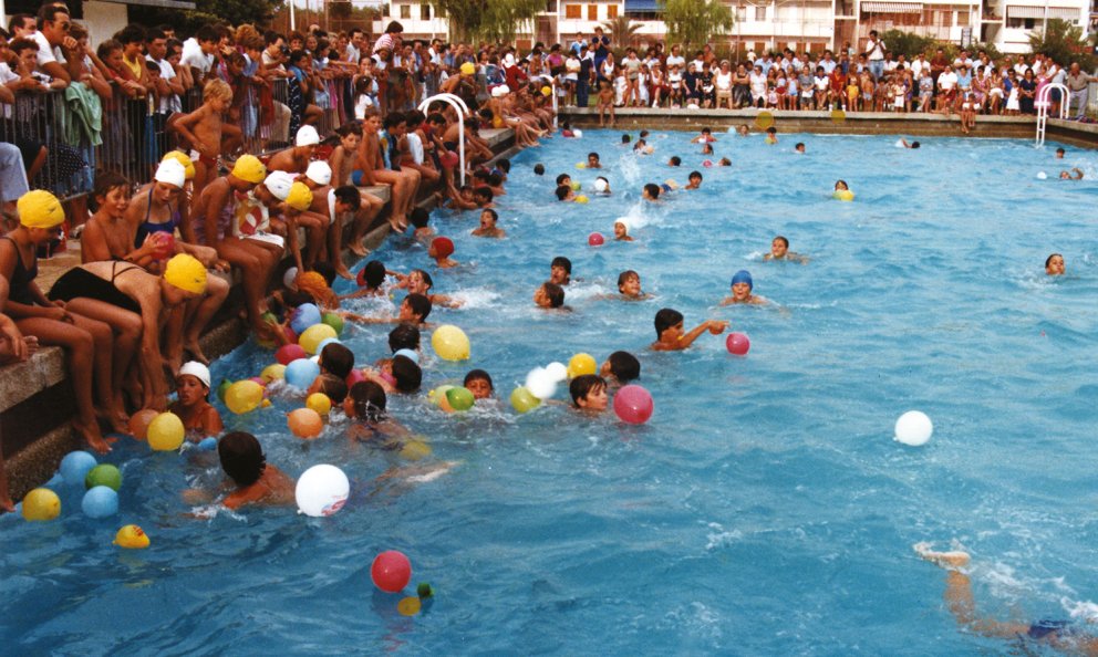 Acte de clausura del curset de natació a la Piscina Municipal de Cambrils Badia / Agost 1982