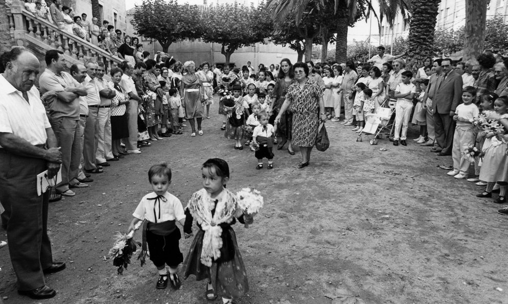 Ofrena de flors a l'Ermita amb motiu de la Festa Major de la Mare de Déu del Camí / Setembre 1986