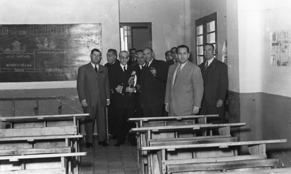 El contraalmirall Pascual Cervera i Cervera de visita a les escoles del Barri Marítim acompanyat de les autoritats civils i militars / Octubre 1953