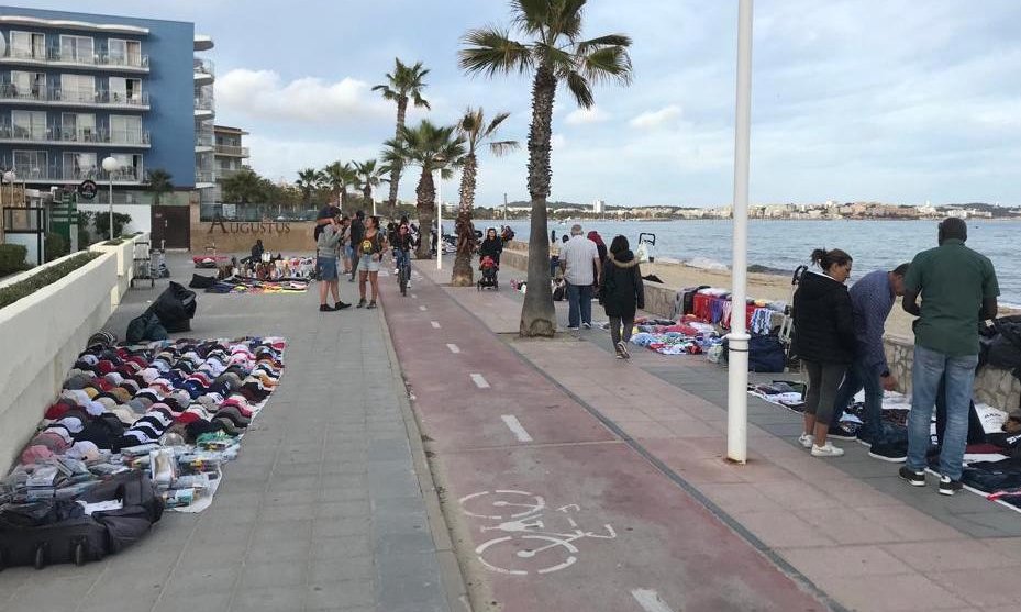 La Policia Local inicia, demà, una nova estratègia per lluitar contra el top manta